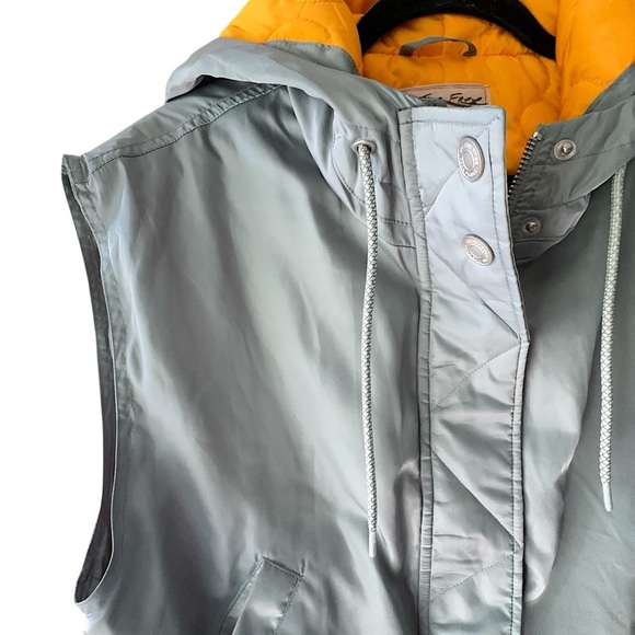 FREE PEOPLE | NWOT MAX UTILITY QUILTED HOODED PUFFER VEST GRAY & ORANGE | MEDIUM - Picture 3 of 11